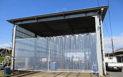 �r�j�[���J�[�e���u550A�v�{�H�ʐ^