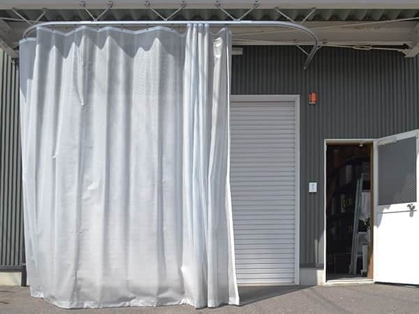 倉庫の出入口や向上の間仕切りなど、様々な用途に活用できるビニールカーテン